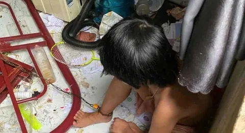 Vu hai be gai bi cha ruot nhot, xich chan vao giuong: He lo goc khuat phia sau hinh anh