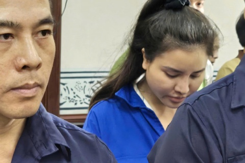 Nu tiep vien hang khong cho nhan vien ban dam de tang doanh thu hinh anh