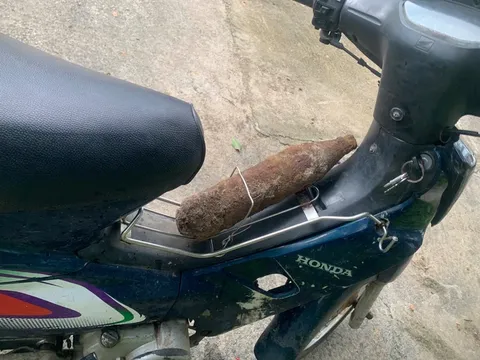 Nhat duoc vat nghi giong dan, nguoi dan ong dem den Cong an giao nop hinh anh