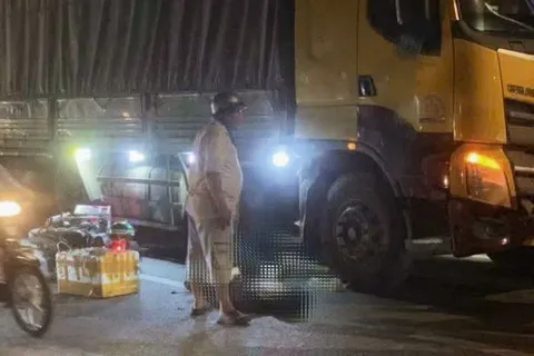 Hai thieu nien tu vong trong vu tai nan voi xe tai o TP.HCM hinh anh