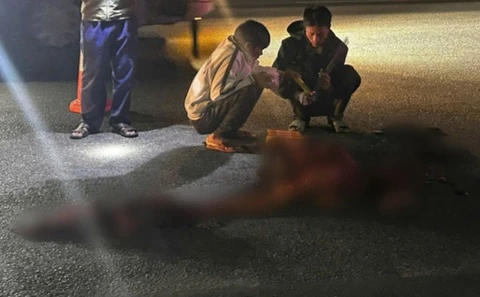 Thanh nien chet tren quoc lo, nghi lien quan xe tai cho quang sat hinh anh