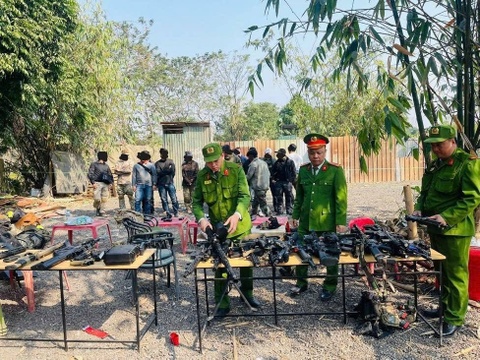 Thu giu 42 khau sung ban dan nhua cua nhom choi tro danh tran gia hinh anh