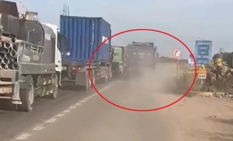 Xe ben ngang nhien lan lan xe may, gay 'bao bui' o TP.HCM hinh anh