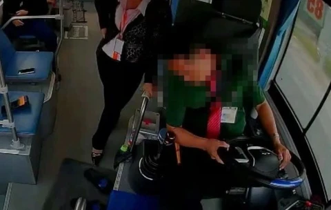 Tai xe xe buyt o TP.HCM dot quy ngay tren vo lang hinh anh