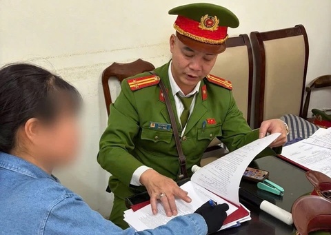 Phat 225.000 dong nguoi ban hang rong 'chat chem' khach Tay hinh anh