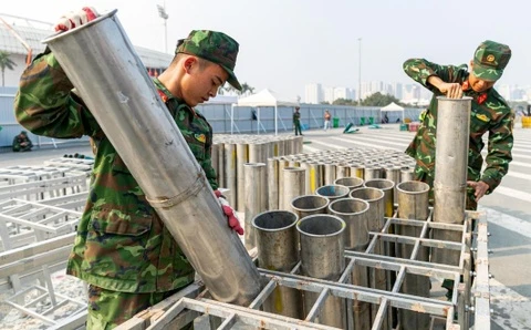 Ben trong tran dia phao hoa mung thanh cong Dai hoi XIV cua Dang hinh anh