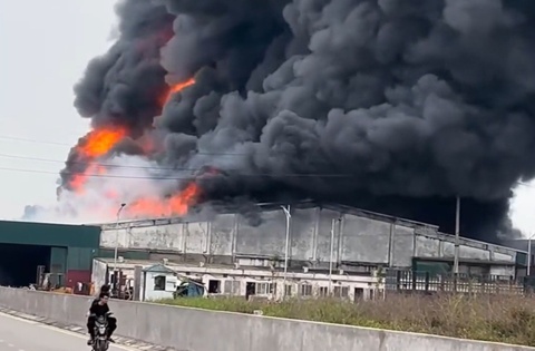 Xuong tai che nhua o Hung Yen chay, khoi den phu kin goc troi hinh anh