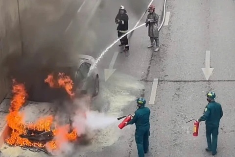 Xe Audi chay ngun ngut o ham chui Ha Noi hinh anh