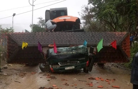 Xe tai tong sap cong chao, hai nguoi tu vong hinh anh