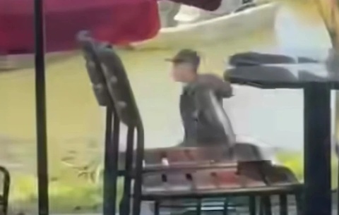 Doi tuong mang rua chem nguoi o quan ca phe ven song Huong hinh anh