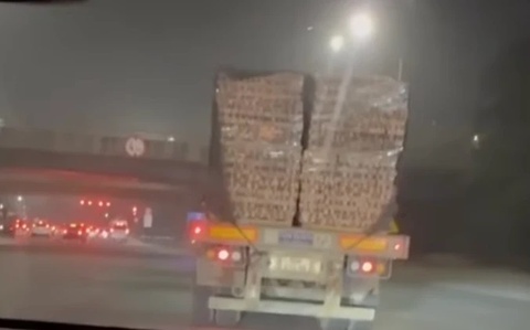 Xu phat tai xe xe container cho 25 kieu gach hinh anh