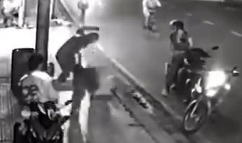 Tai xe xe cong nghe chan dau, danh nguoi o TP.HCM hinh anh
