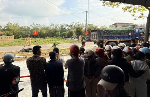 Danh tinh hai nan nhan tu vong vu xe tai tong loat phuong tien o Hue hinh anh