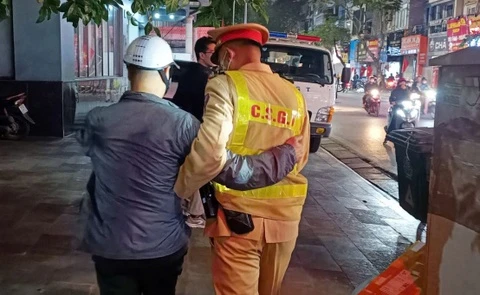 Tai xe 'lieu xieu' roi quan nhau duoc CSGT diu vao chot lap bien ban hinh anh