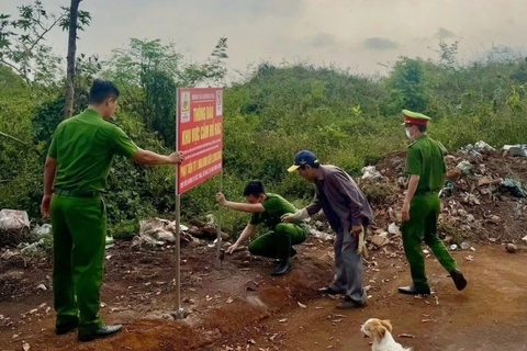 Do trom rac, thanh nien bi phat phai don sach lai rac hinh anh