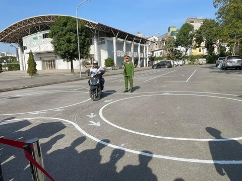 Bo Cong an bo mot bai thi hinh khi sat hach bang lai xe may hinh anh