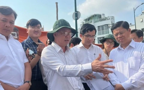 TP.HCM xu ly khan diem sat lo nguy hiem o kenh Tau Hu hinh anh