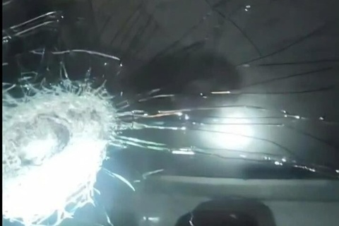 Nhieu oto vo kinh khi chay tren cao toc qua Quang Tri, nghi bi nem da hinh anh