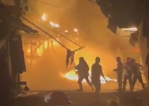 Hien truong vu chay lien hoan 4 can nha o TP.HCM hinh anh