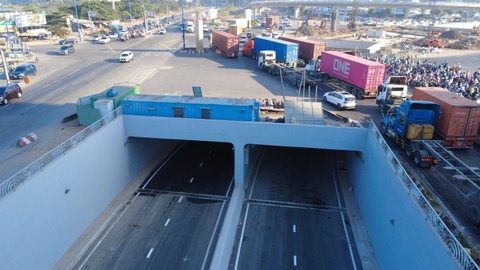 Them mot ham chui o nut giao lon nhat TP.HCM thong xe hinh anh