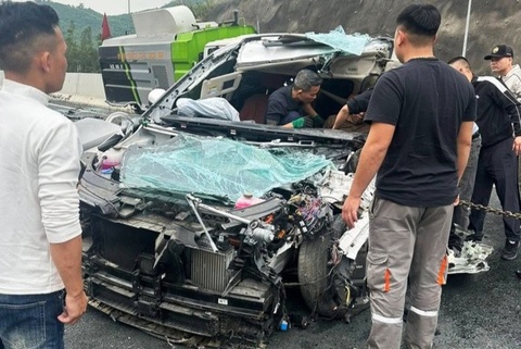 Oto con nat bet sau cu tong xe hut rac tren cao toc hinh anh