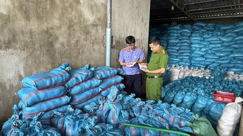 Khoi to giam doc cong ty san xuat hang nghin tan muoi I-ot gia hinh anh