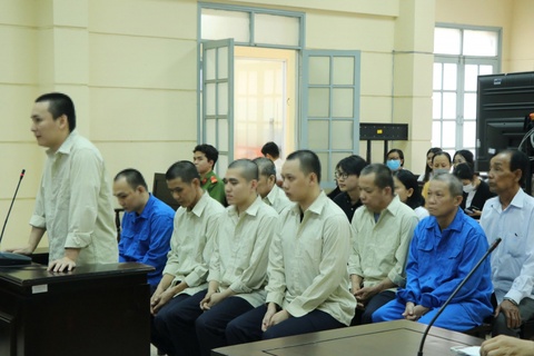 Nhom khieng quan tai dieu pho de tang view ra toa hinh anh