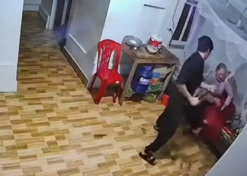 Xac minh clip nghi van con trai hanh hung me trong ngay Tet hinh anh