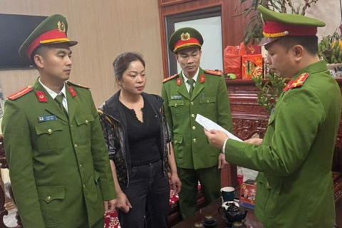 Bat doi tuong thu tien do xe trai phep tren duong vao den Ba chua Then hinh anh