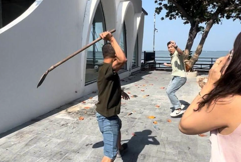 Chu quan com nieu dung xeng duoi danh khach hinh anh