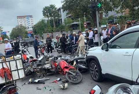 Tai xe oto nghi dap nham chan ga, gay tai nan cho 12 xe may cho den do hinh anh