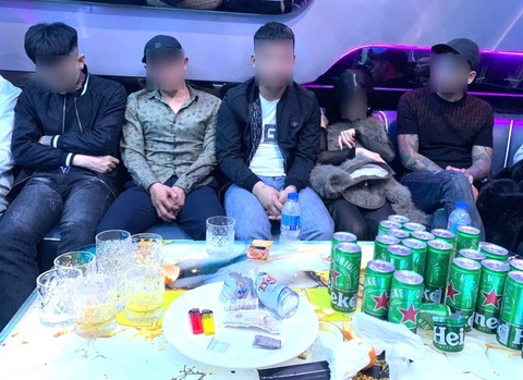 Dot kich quan karaoke luc nua dem, phat hien 19 dan choi 'bay lac' hinh anh