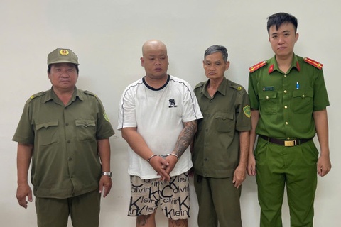 Cong an TP.HCM bat nghi pham cuop giat dien thoai roi tron ra dao hinh anh