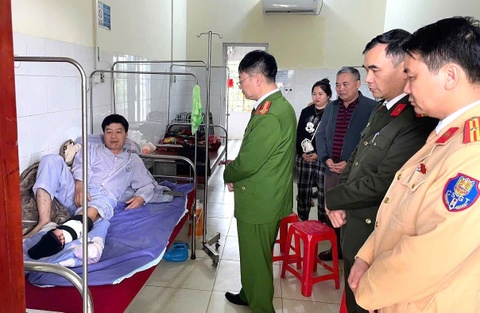 Lai xe vi pham nong do con chong doi, keo le can bo CSGT gan 500 m hinh anh