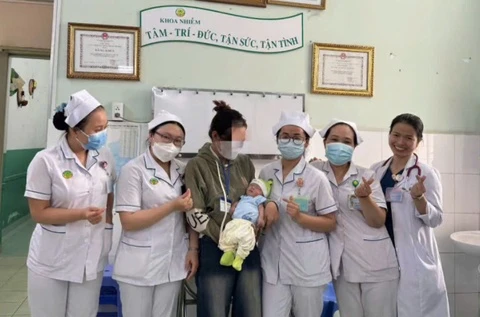 Be so sinh tuong bi bo roi bat ngo duoc bo me den don ve o TP.HCM hinh anh