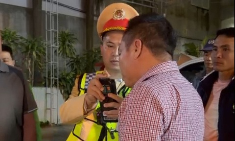 Phat nang tai xe thach thuc CSGT khi bi kiem tra nong do con hinh anh