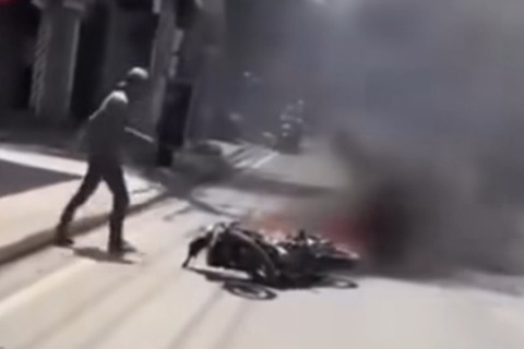 CSGT ra hieu dung xe kiem tra, thanh nien dot xe chay roi bo di hinh anh