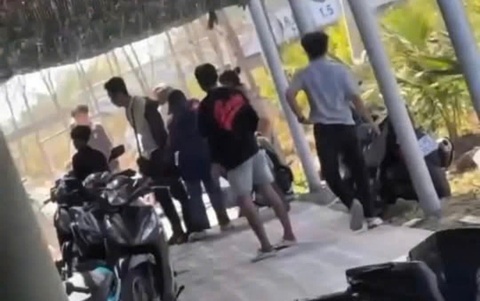 Be gai 11 tuoi bi thuong nang do hai nhom khach au da tai quan hinh anh