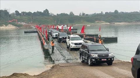 Tam dung cau phao song Lo hinh anh