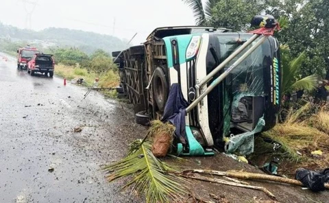 Lat xe khach o Dong Nai, thanh nien 20 tuoi tu vong hinh anh