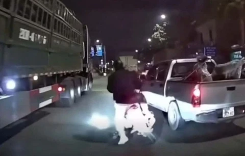 Dung lai hien truong vu xe ban tai suyt day 3 nguoi vao gam xe dau keo hinh anh