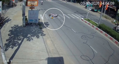 Nghi xe tai lam dut day dien, nguoi phu nu nga nhao giua quoc lo hinh anh