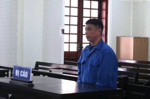 Bi chem, nguoi dan ong tron vien tim hang xom tra thu hinh anh