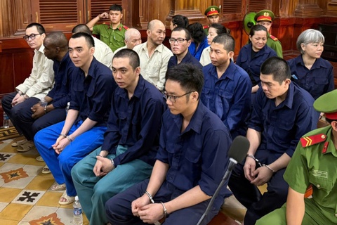 Xet xu 19 bi cao trong vu van chuyen tien trai phep, rua tien hinh anh