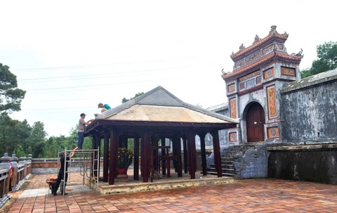 Do cong trinh trai phep truoc lang mo Hoang thai hau Tu Du hinh anh