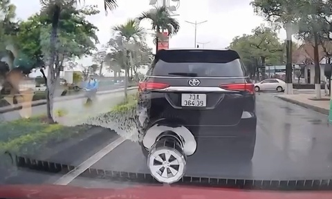 CSGT Quang Tri xac minh oto tien lui bat thuong giua duong hinh anh