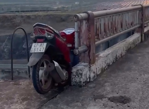 Nguoi dan ong roi xuong cua xa ho tu vong, xe may mac tren cau hinh anh