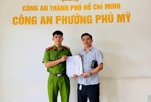 Bat ngo nhan 100 trieu, nguoi dan ong o TP.HCM den cong an cau cuu hinh anh