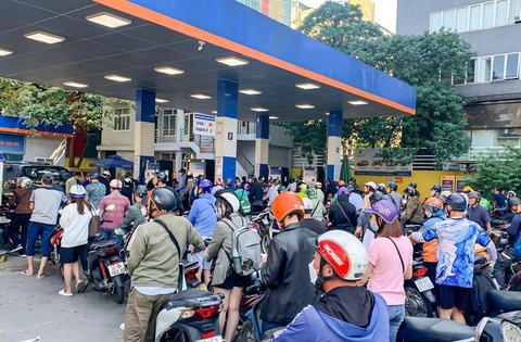 Xep hang mua xang, dau ve tich tru de dung dan co bi xu phat? hinh anh