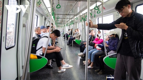 Gia xang tang, nguoi dan van 'binh than' nho phuong tien cong cong hinh anh